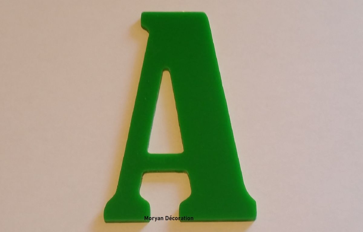 Dekorativ plexiglasbokstav BERNARD CONDENSED