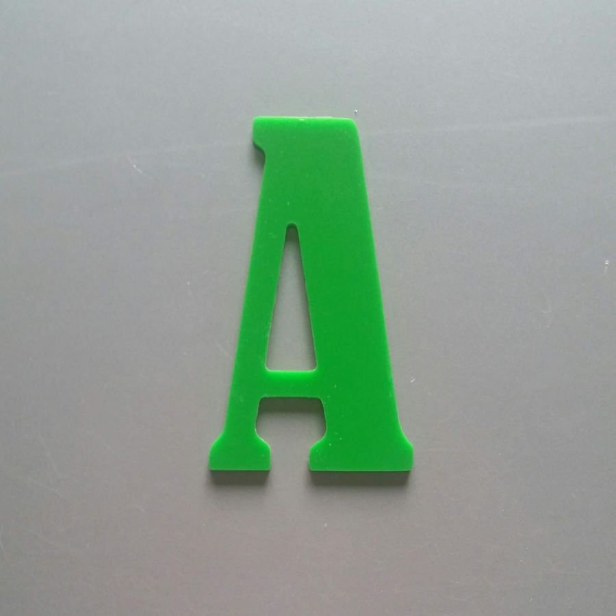 Dekorativ plexiglasbokstav BERNARD CONDENSED