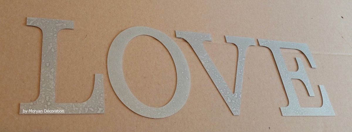 Dekorativ bokstav i zink LOVE 30 cm