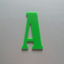 Dekorativ plexiglasbokstav BERNARD CONDENSED